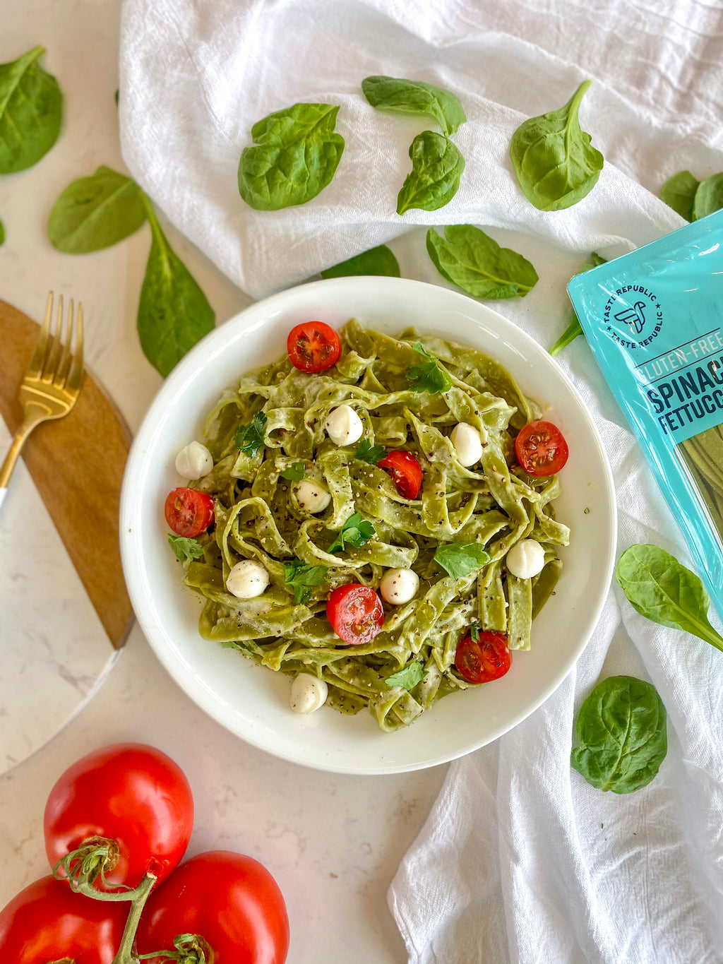 Easy GlutenFree Spinach Fettuccine with Pesto, Mozzarella, and Tomato